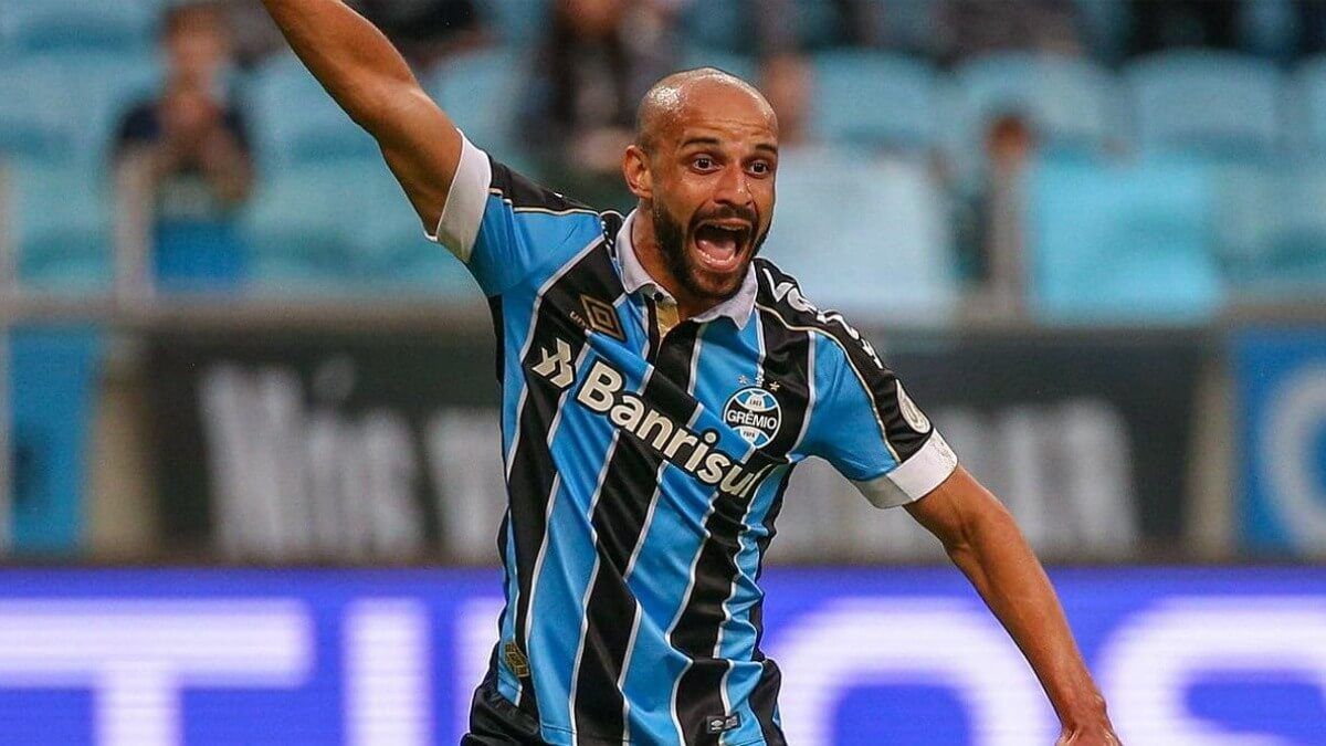 Thaciano prevê que Grêmio tenha 10 finais pela frente para voltar à elite do futebol