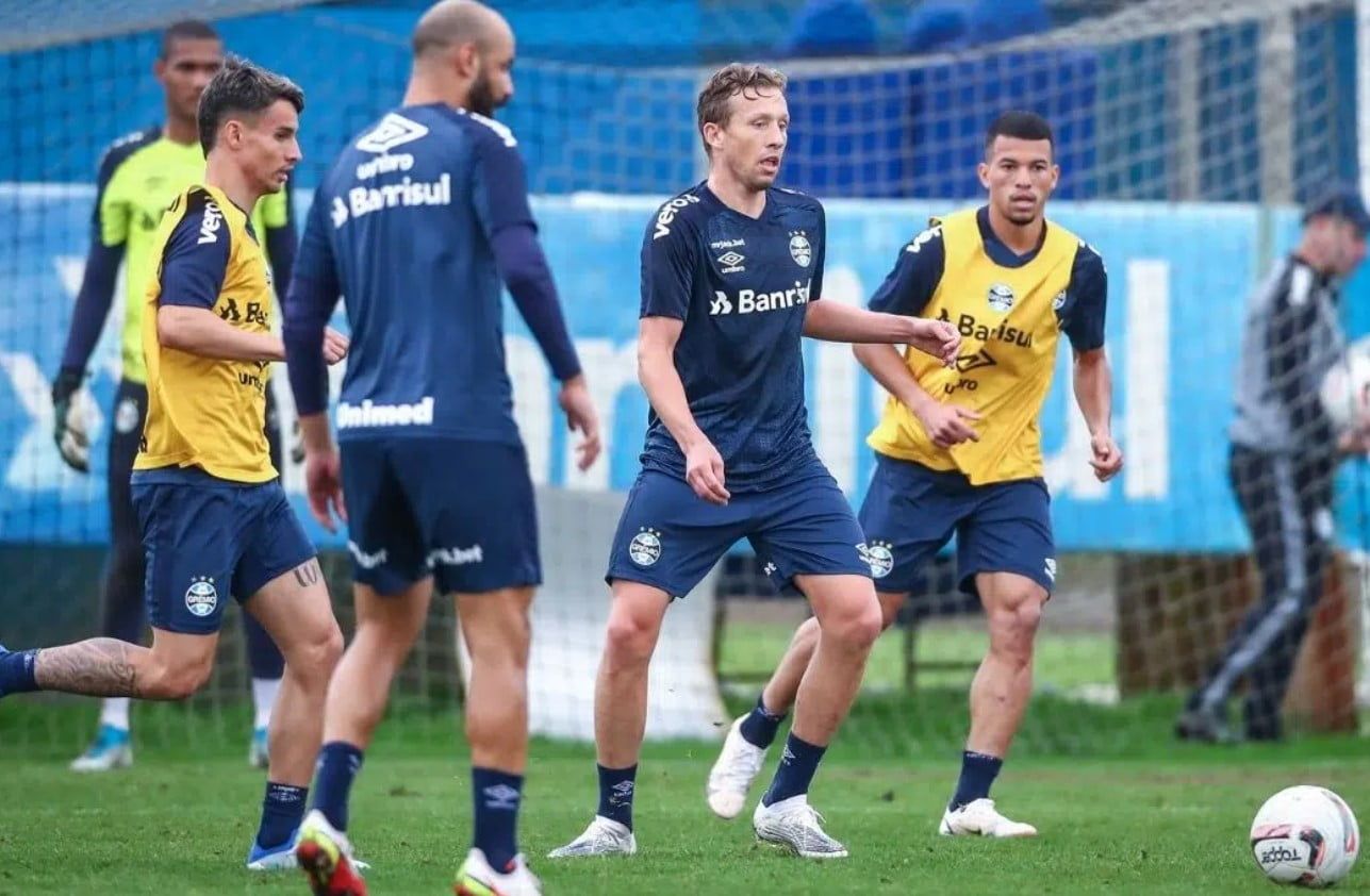 O meia Lucas Leiva deve ser a grande novidade do Grêmio contra o Preta neste sábado