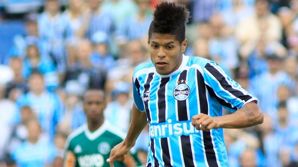 Atacante Leandrinho 'CNH', ex-Grêmio, faz sucesso no exterior